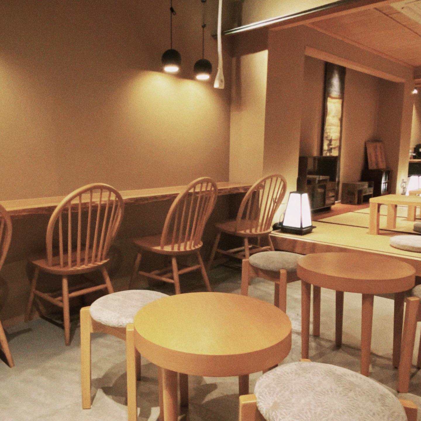 We have a lounge space for guests to chat and work with each other.#hotelzizikyotogion #guesthotel #kyotohostel #kyoto #gion 